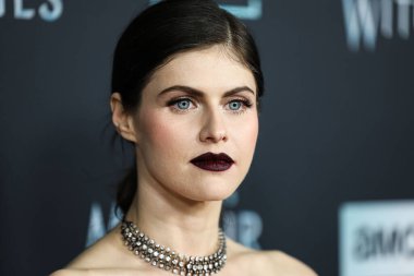 Amerikalı aktris Alexandra Daddario, 7 Aralık 2022 'de Hollywood, Los Angeles, Kaliforniya, ABD' deki Harmony Gold Tiyatrosu 'nda düzenlenen AMC Networks' Anne Rice 'ın Mayfair Cadıları' nın Los Angeles galasına geldi..