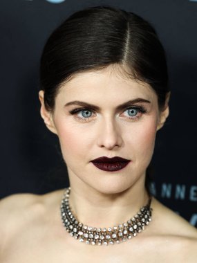Amerikalı aktris Alexandra Daddario, 7 Aralık 2022 'de Hollywood, Los Angeles, Kaliforniya, ABD' deki Harmony Gold Tiyatrosu 'nda düzenlenen AMC Networks' Anne Rice 'ın Mayfair Cadıları' nın Los Angeles galasına geldi..