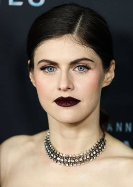 Amerikalı aktris Alexandra Daddario, 7 Aralık 2022 'de Hollywood, Los Angeles, Kaliforniya, ABD' deki Harmony Gold Tiyatrosu 'nda düzenlenen AMC Networks' Anne Rice 'ın Mayfair Cadıları' nın Los Angeles galasına geldi..