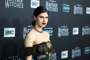 Amerikalı aktris Alexandra Daddario, 7 Aralık 2022 'de Hollywood, Los Angeles, Kaliforniya, ABD' deki Harmony Gold Tiyatrosu 'nda düzenlenen AMC Networks' Anne Rice 'ın Mayfair Cadıları' nın Los Angeles galasına geldi..