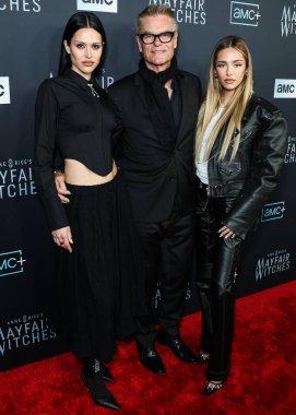 Amelia Gray Hamlin, Harry Hamlin ve Delilah Belle Hamlin, 7 Aralık 2022 'de Hollywood, Los Angeles, Kaliforniya, ABD' de düzenlenen AMC Networks 'Anne Rice' s Mayfair Cadıları 'nın Los Angeles galasına geldiler.. 