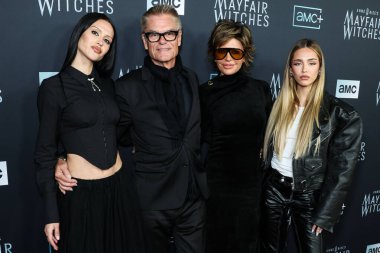 Amelia Gray Hamlin, Harry Hamlin, Lisa Rinna ve Delilah Belle Hamlin 7 Aralık 2022 'de Hollywood, Los Angeles, Kaliforniya' da bulunan Harmony Gold Theater 'da düzenlenen AMC Networks' Anne Rice 's Mayfair Witches' in Los Angeles galasına geldiler.