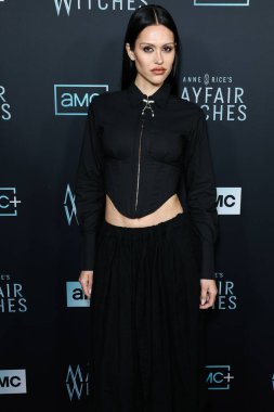 Amerikalı aktris Amelia Gray Hamlin, 7 Aralık 2022 'de Hollywood, Los Angeles, Kaliforniya, ABD' deki Harmony Gold Tiyatrosu 'nda düzenlenen AMC Networks' Anne Rice 'ın Mayfair Cadıları' nın Los Angeles galasına geldi.. 