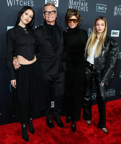 Amelia Gray Hamlin, Harry Hamlin, Lisa Rinna ve Delilah Belle Hamlin 7 Aralık 2022 'de Hollywood, Los Angeles, Kaliforniya' da bulunan Harmony Gold Theater 'da düzenlenen AMC Networks' Anne Rice 's Mayfair Witches' in Los Angeles galasına geldiler.