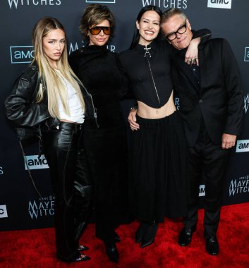 Delilah Belle Hamlin, Amelia Gray Hamlin ve Lisa Rinna, 7 Aralık 2022 'de Hollywood, Los Angeles, Kaliforniya, ABD' de düzenlenen AMC Networks 'Anne Rice' s Mayfair Cadıları 'nın Los Angeles galasına geldiler.. 
