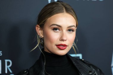 Elizabeth Jamrozy, 7 Aralık 2022 'de Hollywood, Los Angeles, Kaliforniya, ABD' deki Harmony Gold Theater 'da düzenlenen AMC Networks' Anne Rice 'ın Mayfair Cadıları' nın Los Angeles prömiyerine geldi.. 