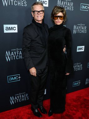 Harry Hamlin ve Lisa Rinna, 7 Aralık 2022 'de Hollywood, Los Angeles, Kaliforniya, ABD' deki Harmony Gold Tiyatrosu 'nda düzenlenen AMC Networks' Anne Rice 'ın Mayfair Cadıları' nın Los Angeles galasına geldiler.. 