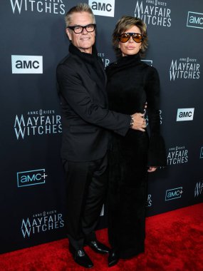 Harry Hamlin ve Lisa Rinna, 7 Aralık 2022 'de Hollywood, Los Angeles, Kaliforniya, ABD' deki Harmony Gold Tiyatrosu 'nda düzenlenen AMC Networks' Anne Rice 'ın Mayfair Cadıları' nın Los Angeles galasına geldiler.. 