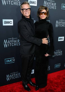 Harry Hamlin ve Lisa Rinna, 7 Aralık 2022 'de Hollywood, Los Angeles, Kaliforniya, ABD' deki Harmony Gold Tiyatrosu 'nda düzenlenen AMC Networks' Anne Rice 'ın Mayfair Cadıları' nın Los Angeles galasına geldiler.. 