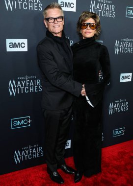 Harry Hamlin ve Lisa Rinna, 7 Aralık 2022 'de Hollywood, Los Angeles, Kaliforniya, ABD' deki Harmony Gold Tiyatrosu 'nda düzenlenen AMC Networks' Anne Rice 'ın Mayfair Cadıları' nın Los Angeles galasına geldiler.. 