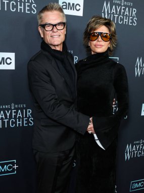 Harry Hamlin ve Lisa Rinna, 7 Aralık 2022 'de Hollywood, Los Angeles, Kaliforniya, ABD' deki Harmony Gold Tiyatrosu 'nda düzenlenen AMC Networks' Anne Rice 'ın Mayfair Cadıları' nın Los Angeles galasına geldiler.. 