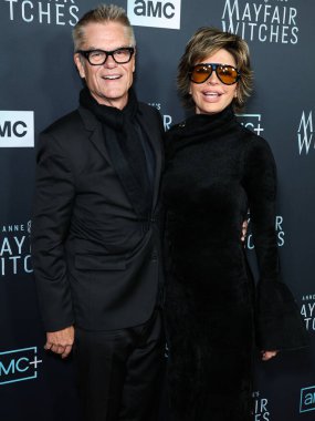 Harry Hamlin ve Lisa Rinna, 7 Aralık 2022 'de Hollywood, Los Angeles, Kaliforniya, ABD' deki Harmony Gold Tiyatrosu 'nda düzenlenen AMC Networks' Anne Rice 'ın Mayfair Cadıları' nın Los Angeles galasına geldiler.. 