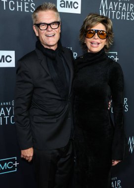 Harry Hamlin ve Lisa Rinna, 7 Aralık 2022 'de Hollywood, Los Angeles, Kaliforniya, ABD' deki Harmony Gold Tiyatrosu 'nda düzenlenen AMC Networks' Anne Rice 'ın Mayfair Cadıları' nın Los Angeles galasına geldiler.. 