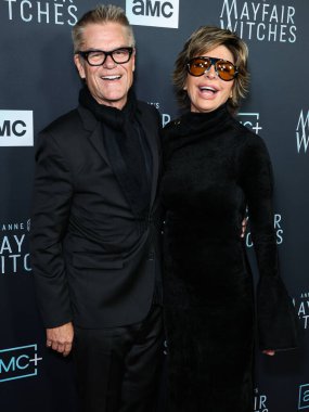 Harry Hamlin ve Lisa Rinna, 7 Aralık 2022 'de Hollywood, Los Angeles, Kaliforniya, ABD' deki Harmony Gold Tiyatrosu 'nda düzenlenen AMC Networks' Anne Rice 'ın Mayfair Cadıları' nın Los Angeles galasına geldiler.. 