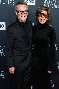 Harry Hamlin ve Lisa Rinna, 7 Aralık 2022 'de Hollywood, Los Angeles, Kaliforniya, ABD' deki Harmony Gold Tiyatrosu 'nda düzenlenen AMC Networks' Anne Rice 'ın Mayfair Cadıları' nın Los Angeles galasına geldiler.. 