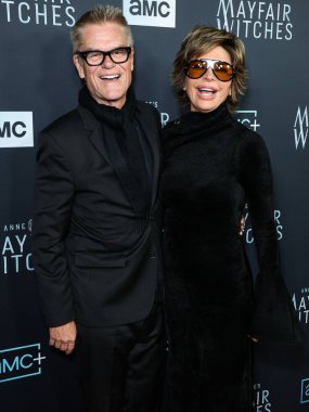 Harry Hamlin ve Lisa Rinna, 7 Aralık 2022 'de Hollywood, Los Angeles, Kaliforniya, ABD' deki Harmony Gold Tiyatrosu 'nda düzenlenen AMC Networks' Anne Rice 'ın Mayfair Cadıları' nın Los Angeles galasına geldiler.. 