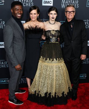 Tongayi Chirisa, Annabeth Gish, Alexandra Daddario ve Harry Hamlin, 7 Aralık 2022 'de Hollywood, Los Angeles, Kaliforniya' daki Harmony Gold Tiyatrosu 'nda düzenlenen AMC Networks' Anne Rice 'ın Mayfair Cadıları' nın Los Angeles galasına geldiler.