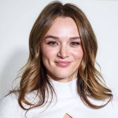 Amerikalı aktris Hunter King, 8 Aralık 2022 'de Beverly Hills, Los Angeles, Kaliforniya, ABD' de 55 N La Cienega Bulvarı 'nda düzenlenen REVOLVE X AT & T Present REVOLVE Winterland' a ulaştı.. 