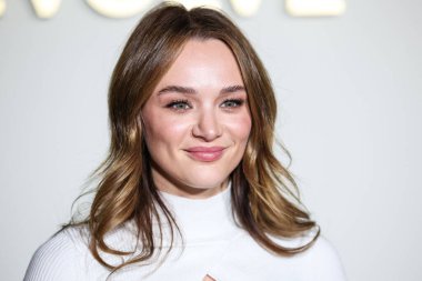 Amerikalı aktris Hunter King, 8 Aralık 2022 'de Beverly Hills, Los Angeles, Kaliforniya, ABD' de 55 N La Cienega Bulvarı 'nda düzenlenen REVOLVE X AT & T Present REVOLVE Winterland' a ulaştı.. 