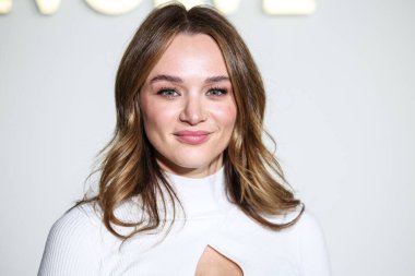 Amerikalı aktris Hunter King, 8 Aralık 2022 'de Beverly Hills, Los Angeles, Kaliforniya, ABD' de 55 N La Cienega Bulvarı 'nda düzenlenen REVOLVE X AT & T Present REVOLVE Winterland' a ulaştı.. 