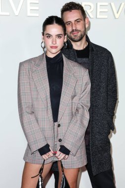 Natalie Joy ve erkek arkadaşı / Amerikalı aktör, televizyon kişiliği ve modeli Nick Viall, 8 Aralık 2022 'de Beverly Hills, Los Angeles, Kaliforniya, ABD' de 55 N La Cienega Bulvarı 'nda düzenlenen REVOLVE AT & T REVOLVE Winterland' a ulaştı.. 