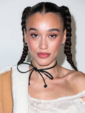 Amerikalı şarkıcı Nezza (Vanessa Hernandez), 8 Aralık 2022 'de Beverly Hills, Los Angeles, Kaliforniya, ABD' de 55 N La Cienega Bulvarı 'ndaki REVOLVE AT & T Present REVOLVE Winterland' a ulaştı.. 