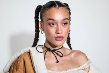 Amerikalı şarkıcı Nezza (Vanessa Hernandez), 8 Aralık 2022 'de Beverly Hills, Los Angeles, Kaliforniya, ABD' de 55 N La Cienega Bulvarı 'ndaki REVOLVE AT & T Present REVOLVE Winterland' a ulaştı.. 