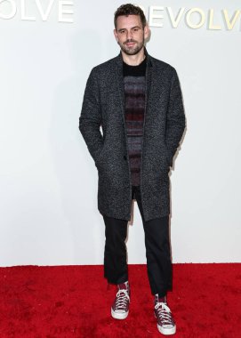 Amerikalı aktör, televizyon kişiliği ve modeli Nick Viall, 8 Aralık 2022 'de Beverly Hills, Los Angeles, Kaliforniya, ABD' de 55 N La Cienega Bulvarı 'nda düzenlenen REVOLVE AT & T REVOLVE Winterland' a ulaştı.. 