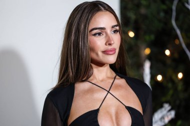 8 Aralık 2022 'de Beverly Hills, Los Angeles, Kaliforniya, ABD' de 55 N La Cienega Bulvarı 'nda düzenlenen REVOLVE X AT & T Present REVOLVE Winterland' a ulaşır..