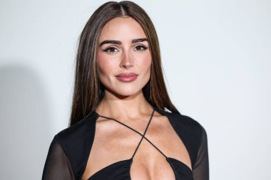 8 Aralık 2022 'de Beverly Hills, Los Angeles, Kaliforniya, ABD' de 55 N La Cienega Bulvarı 'nda düzenlenen REVOLVE X AT & T Present REVOLVE Winterland' a ulaşır..