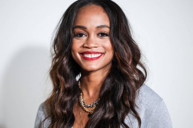 Amerikan medya kişiliği ve avukatı Rachel Lindsay 8 Aralık 2022 'de Beverly Hills, Los Angeles, Kaliforniya, ABD' de 55 N La Cienega Bulvarı 'nda düzenlenen REVOLVE X AT & T REVOLVE Winterland' a ulaştı.. 