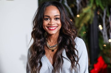 Amerikan medya kişiliği ve avukatı Rachel Lindsay 8 Aralık 2022 'de Beverly Hills, Los Angeles, Kaliforniya, ABD' de 55 N La Cienega Bulvarı 'nda düzenlenen REVOLVE X AT & T REVOLVE Winterland' a ulaştı.. 