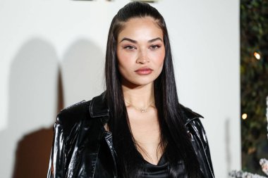 Avustralyalı model Shanina Shaik, 8 Aralık 2022 'de Beverly Hills, Los Angeles, Kaliforniya, ABD' de 55 N La Cienega Bulvarı 'nda düzenlenen REVOLVE X AT & T Present REVOLVE Winterland' a ulaştı.. 