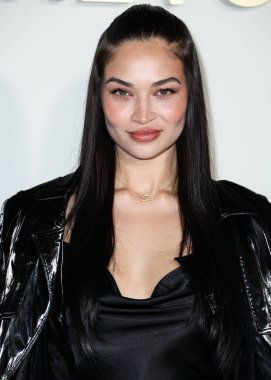 Avustralyalı model Shanina Shaik, 8 Aralık 2022 'de Beverly Hills, Los Angeles, Kaliforniya, ABD' de 55 N La Cienega Bulvarı 'nda düzenlenen REVOLVE X AT & T Present REVOLVE Winterland' a ulaştı.. 