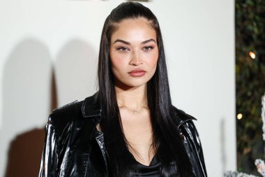 Avustralyalı model Shanina Shaik, 8 Aralık 2022 'de Beverly Hills, Los Angeles, Kaliforniya, ABD' de 55 N La Cienega Bulvarı 'nda düzenlenen REVOLVE X AT & T Present REVOLVE Winterland' a ulaştı.. 