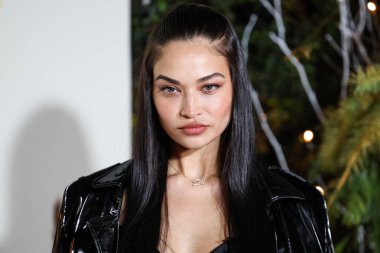 Avustralyalı model Shanina Shaik, 8 Aralık 2022 'de Beverly Hills, Los Angeles, Kaliforniya, ABD' de 55 N La Cienega Bulvarı 'nda düzenlenen REVOLVE X AT & T Present REVOLVE Winterland' a ulaştı.. 