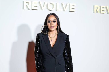 Amerikalı aktris Tia Mowry, 8 Aralık 2022 'de Beverly Hills, Los Angeles, Kaliforniya, ABD' de 55 N La Cienega Bulvarı 'nda düzenlenen REVOLVE X AT & T Present REVOLVE Winterland' a geldi.. 