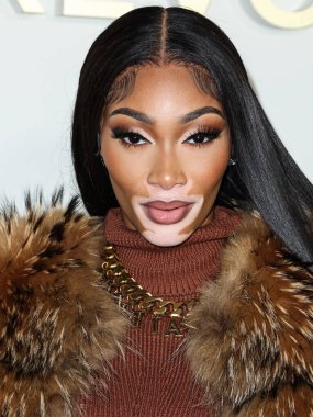 Kanadalı manken ve vitiligo kamuoyu sözcüsü Winnie Harlow, 8 Aralık 2022 'de Beverly Hills, Los Angeles, Kaliforniya' da 55 N La Cienega Bulvarı 'nda düzenlenen REVOLVE X AT & T Present Winterland' a ulaştı.