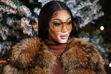 Kanadalı manken ve vitiligo kamuoyu sözcüsü Winnie Harlow, 8 Aralık 2022 'de Beverly Hills, Los Angeles, Kaliforniya' da 55 N La Cienega Bulvarı 'nda düzenlenen REVOLVE X AT & T Present Winterland' a ulaştı.