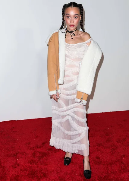 美国歌手内扎 凡妮莎 赫南德斯饰 于2022年12月8日抵达位于美国加利福尼亚州洛杉矶贝弗利山市N Cienega大道55号的Revolve Winterland — 图库照片