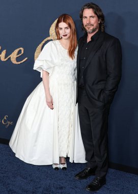 İngiliz-Amerikan aktris Lucy Boynton ve İngiliz aktör Christian Bale, 14 Aralık 2022 'de Los Angeles, Kaliforniya, ABD' deki Los Angeles 'ta düzenlenen Netflix' in 