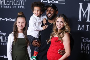 Stephen Laurel 'twitch' Boss 40 yaşında öldü. HOLYWOOD, LOS ANGELES, CALIFORNIA, ABD - 30 Eylül: Weslie Fowler, Maddox Laurel Boss, baba / Amerikalı serbest stil hip hop dansçısı, koreograf, aktör Stephen Boss