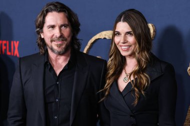 İngiliz aktör Christian Bale ve eşi - Amerikalı aktris Sibi Blaziç, 14 Aralık 2022 'de Los Angeles, Kaliforniya, ABD' deki Los Angeles 'ta bulunan Amerikan Tiyatro Kompleksi Yönetmenler Birliği' nde düzenlenen Netflix 'in' The Pale Blue Eye 'adlı filminin Los Angeles galasına geldiler.