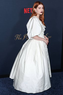 Chanel giyen İngiliz-Amerikan aktris Lucy Boynton, Netflix 'in 14 Aralık 2022' de Los Angeles, Kaliforniya, ABD 'de bulunan Amerikan Tiyatro Kompleksi Yönetmenler Birliği' nde düzenlenen 