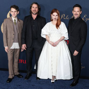 Harry Melling, Christian Bale, Lucy Boynton ve Scott Cooper, 14 Aralık 2022 'de Los Angeles, Kaliforniya, ABD' deki Los Angeles, Kaliforniya 'da bulunan Amerikan Tiyatro Kompleksi Yönetmenler Birliği' nde düzenlenen Netflix 'in' The Pale Blue Eye 'adlı filminin Los Angeles galasına geldiler.