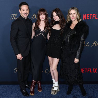 Scott Cooper, Stella Cooper, Ava Cooper ve Jocelyne Cooper, 14 Aralık 2022 'de Los Angeles, Kaliforniya, ABD' de bulunan Los Angeles, Kaliforniya Tiyatro Kompleksi 'nde düzenlenen Netflix' in 