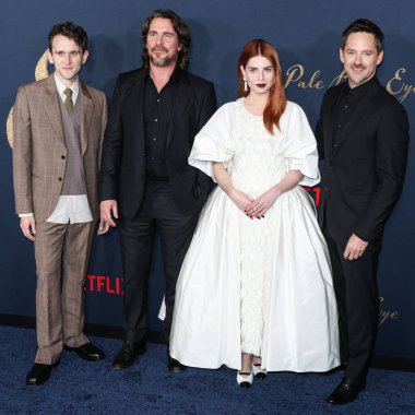 Harry Melling, Christian Bale, Lucy Boynton ve Scott Cooper, 14 Aralık 2022 'de Los Angeles, Kaliforniya, ABD' deki Los Angeles, Kaliforniya 'da bulunan Amerikan Tiyatro Kompleksi Yönetmenler Birliği' nde düzenlenen Netflix 'in' The Pale Blue Eye 'adlı filminin Los Angeles galasına geldiler.
