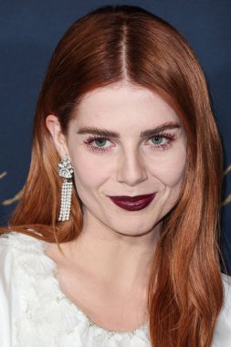 Chanel giyen İngiliz-Amerikan aktris Lucy Boynton, Netflix 'in 14 Aralık 2022' de Los Angeles, Kaliforniya, ABD 'de bulunan Amerikan Tiyatro Kompleksi Yönetmenler Birliği' nde düzenlenen 