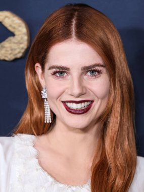 Chanel giyen İngiliz-Amerikan aktris Lucy Boynton, Netflix 'in 14 Aralık 2022' de Los Angeles, Kaliforniya, ABD 'de bulunan Amerikan Tiyatro Kompleksi Yönetmenler Birliği' nde düzenlenen 