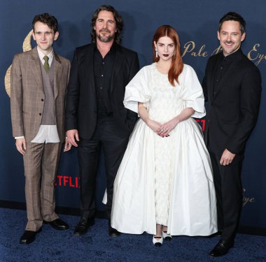 Harry Melling, Christian Bale, Lucy Boynton ve Scott Cooper, 14 Aralık 2022 'de Los Angeles, Kaliforniya, ABD' deki Los Angeles, Kaliforniya 'da bulunan Amerikan Tiyatro Kompleksi Yönetmenler Birliği' nde düzenlenen Netflix 'in' The Pale Blue Eye 'adlı filminin Los Angeles galasına geldiler.